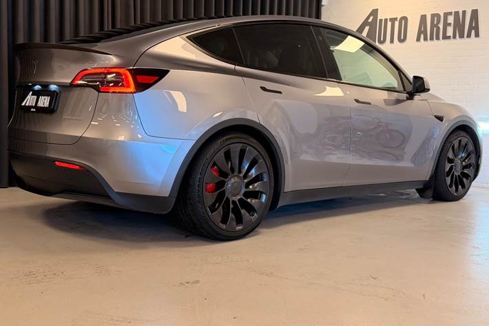 Sølv Tesla Model Y fra 2023