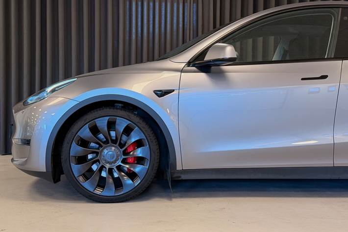 Sølv Tesla Model Y fra 2023