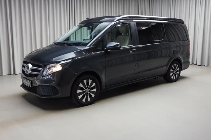 Grå Mercedes V220 d fra 2021 set udefra