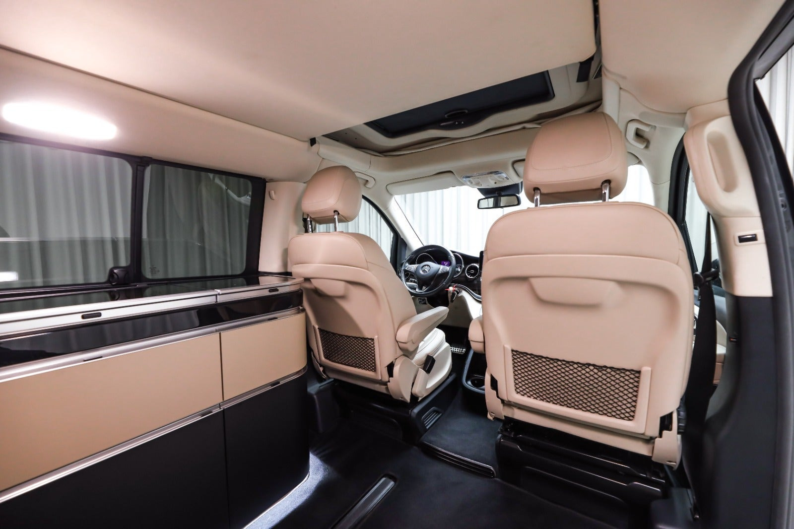 Grå Mercedes V220 d fra 2021
