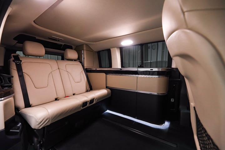 Grå Mercedes V220 d fra 2021