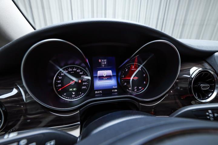 Grå Mercedes V220 d fra 2021