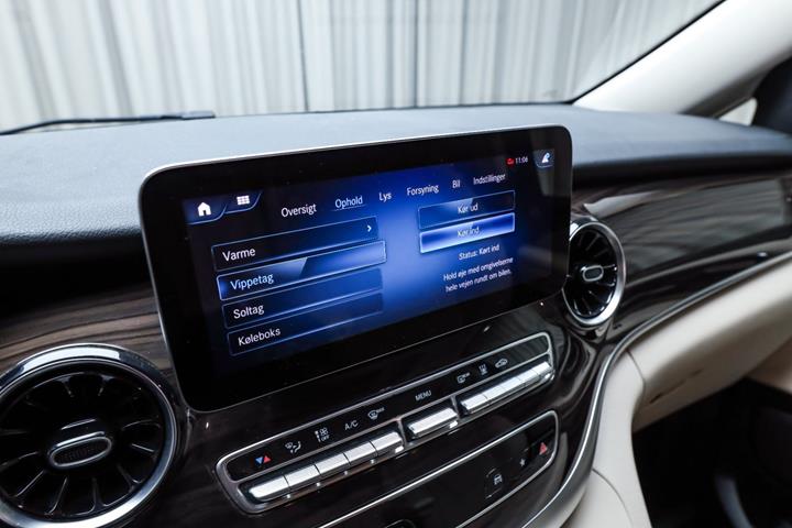 Grå Mercedes V220 d fra 2021