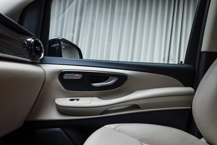 Grå Mercedes V220 d fra 2021