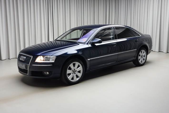 Blå Audi A8 fra 2005