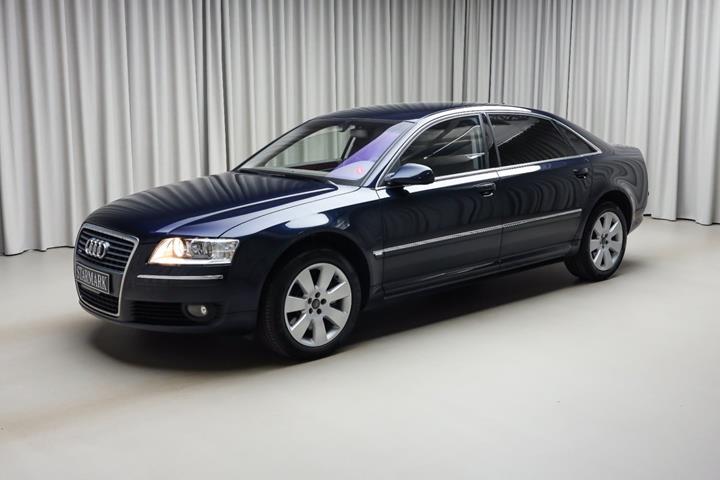 Blå Audi A8 fra 2005