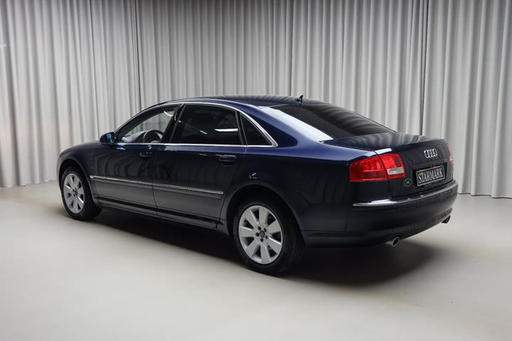Blå Audi A8 fra 2005