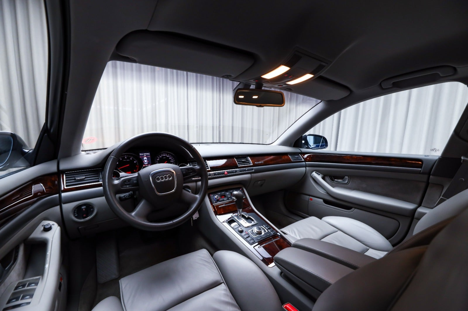 Blå Audi A8 fra 2005