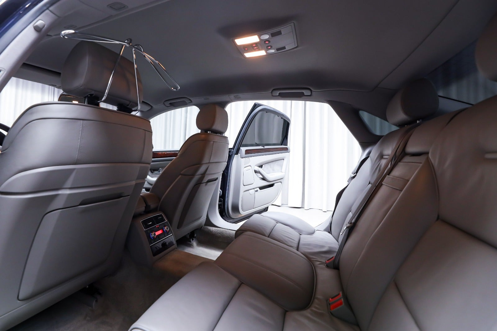 Blå Audi A8 fra 2005