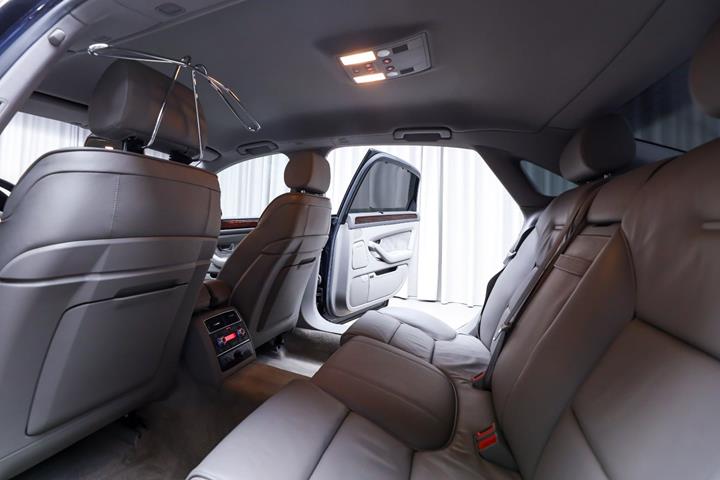 Blå Audi A8 fra 2005
