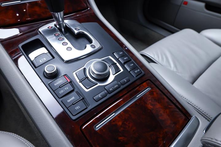 Blå Audi A8 fra 2005