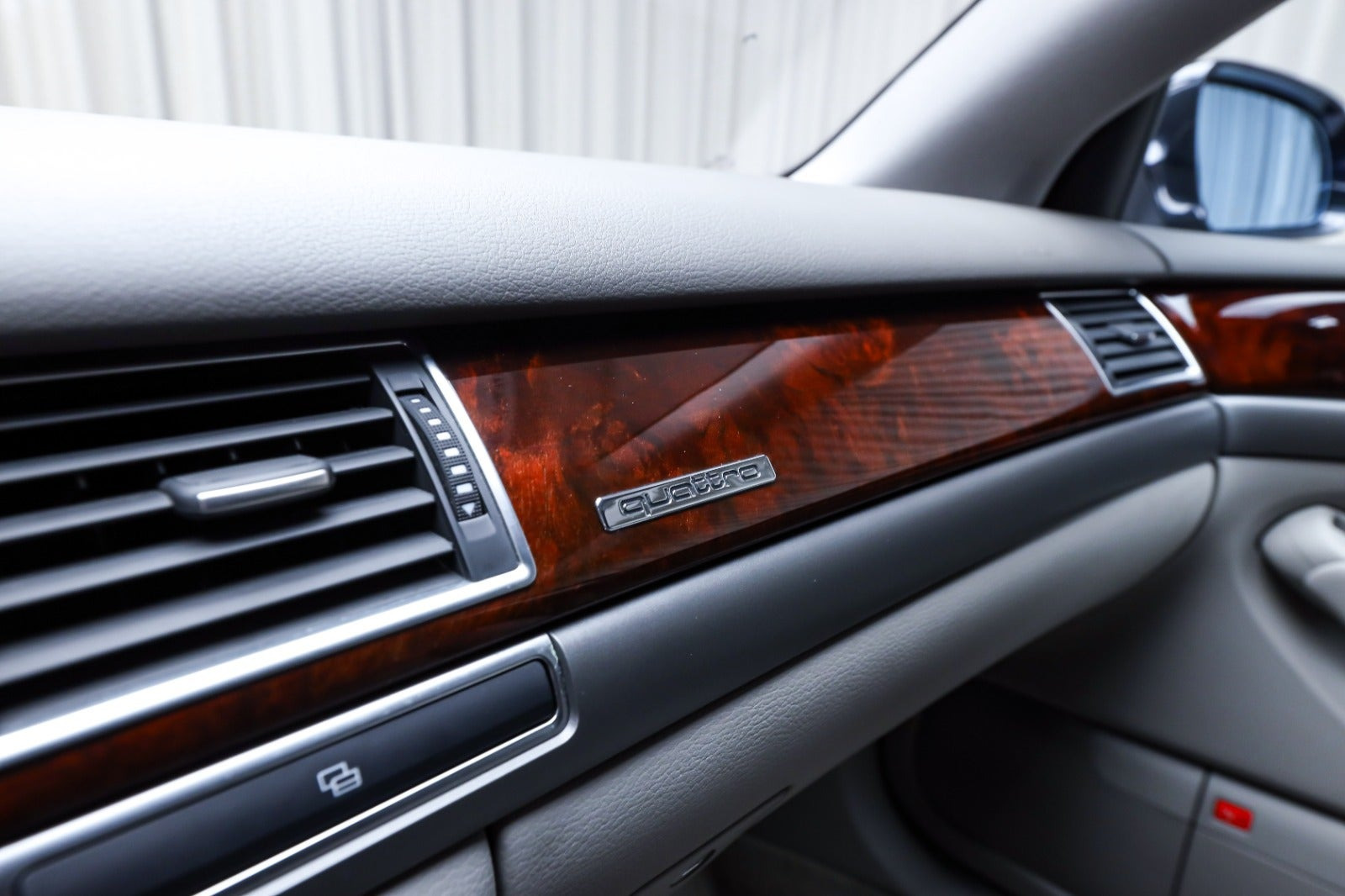 Blå Audi A8 fra 2005