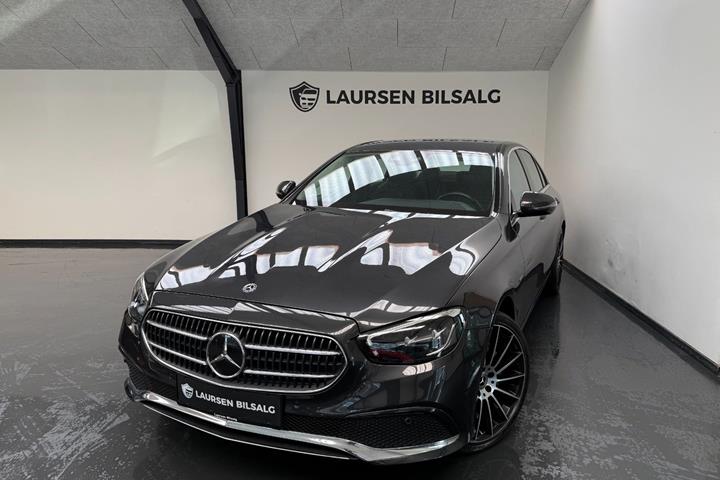 Grå Mercedes E300 e fra 2021 set udefra