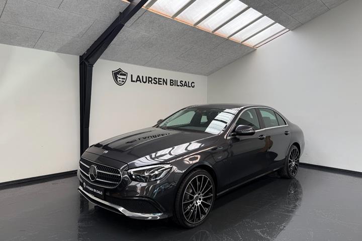 Grå Mercedes E300 e fra 2021