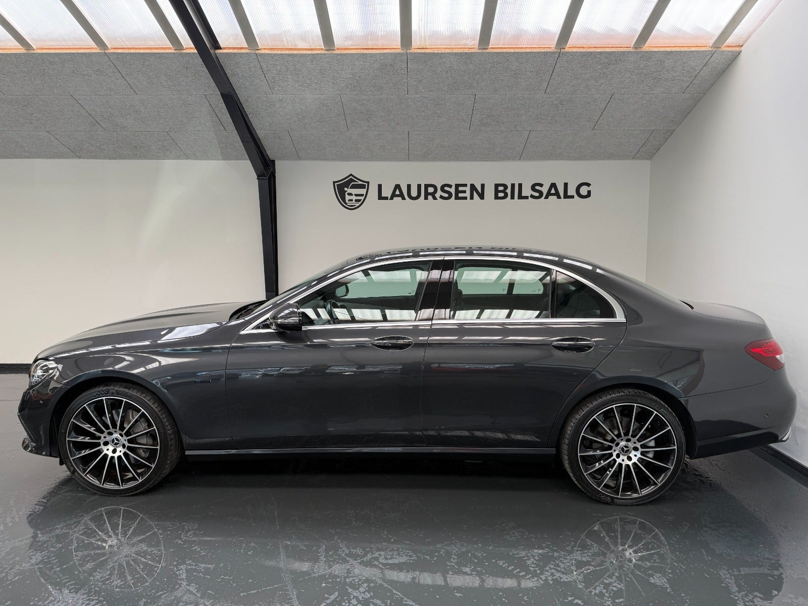 Grå Mercedes E300 e fra 2021