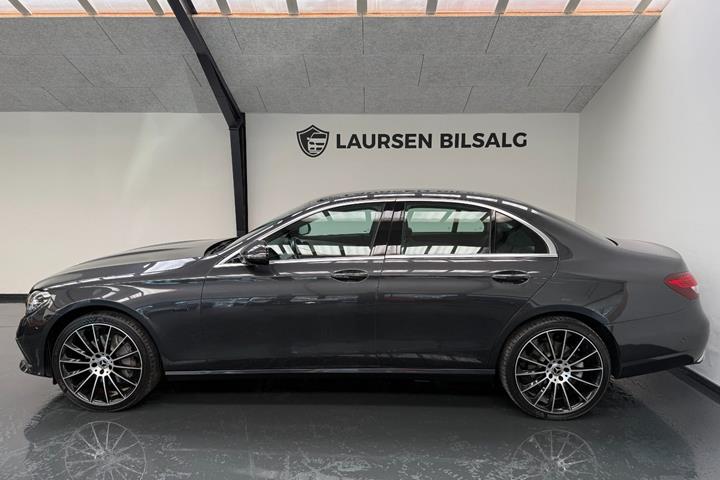 Grå Mercedes E300 e fra 2021