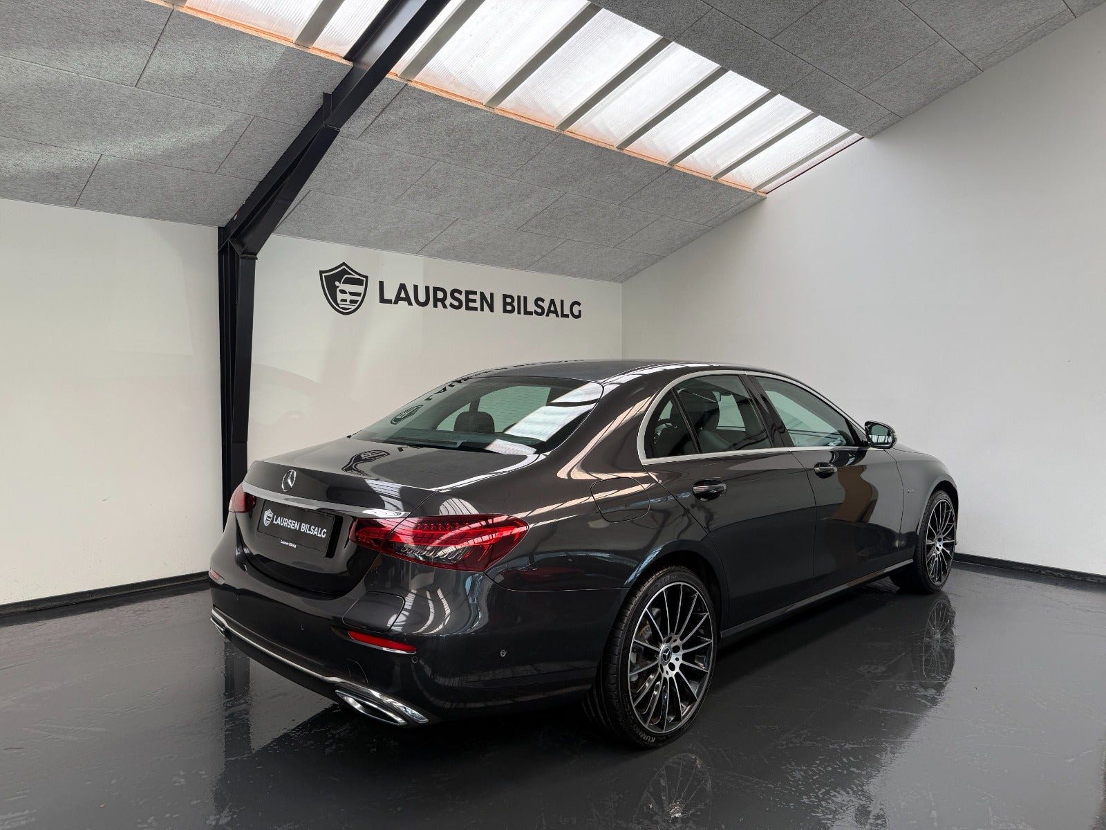 Grå Mercedes E300 e fra 2021