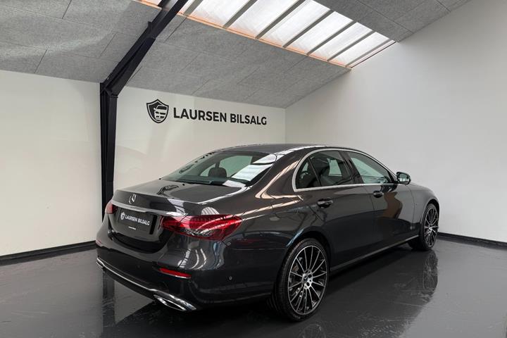 Grå Mercedes E300 e fra 2021
