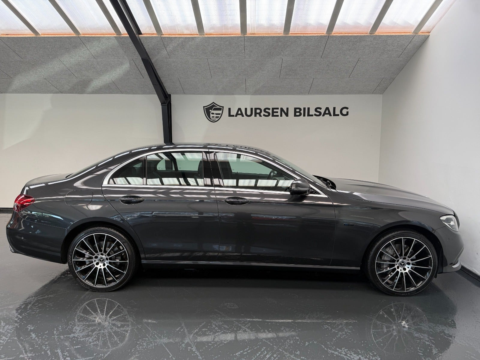 Grå Mercedes E300 e fra 2021