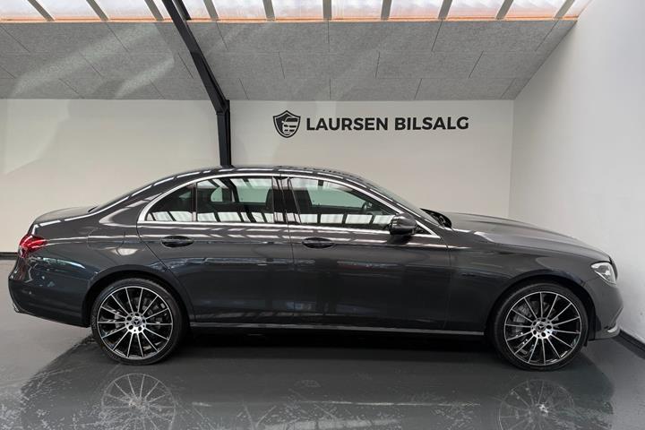 Grå Mercedes E300 e fra 2021