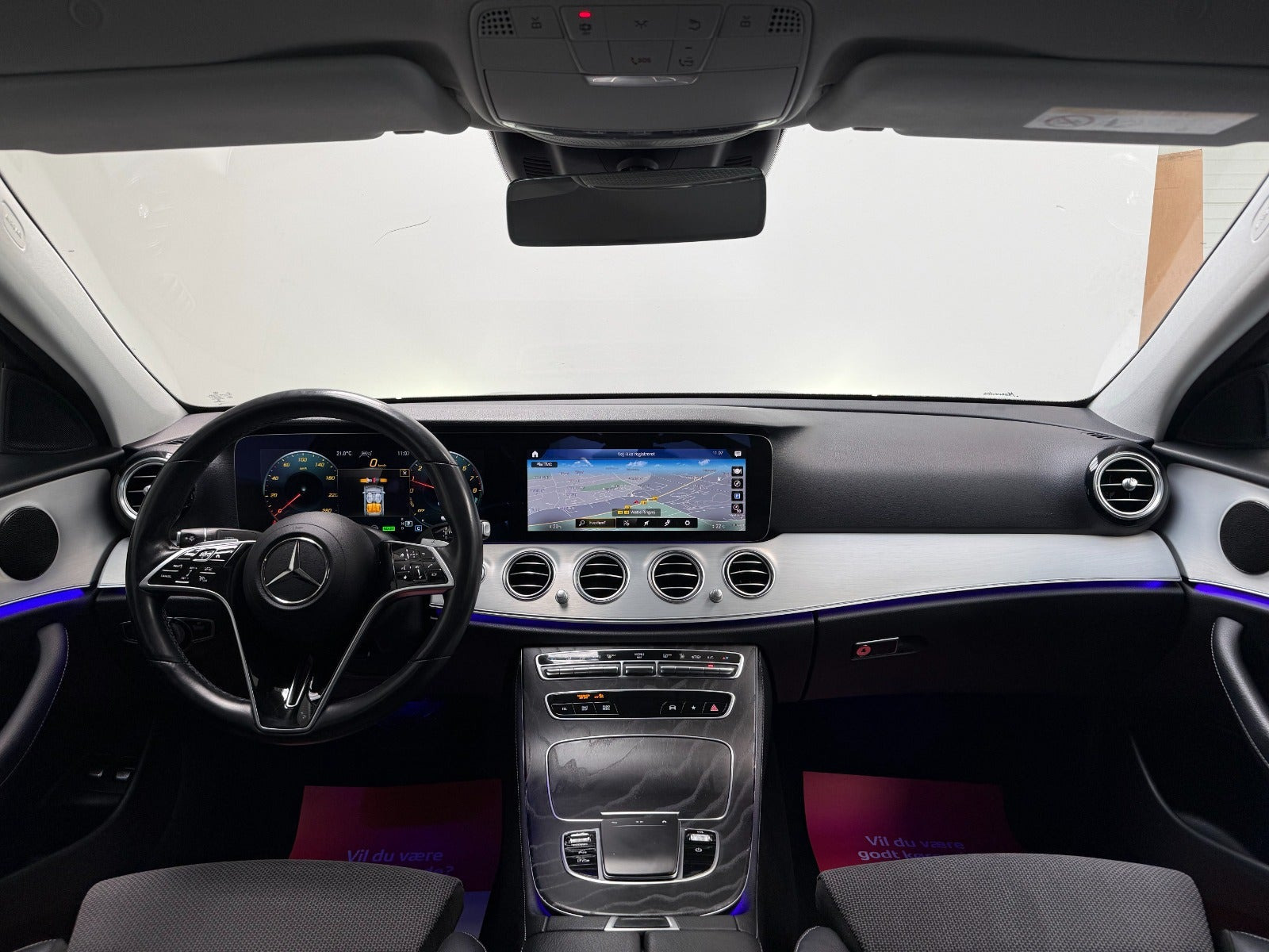 Grå Mercedes E300 e fra 2021
