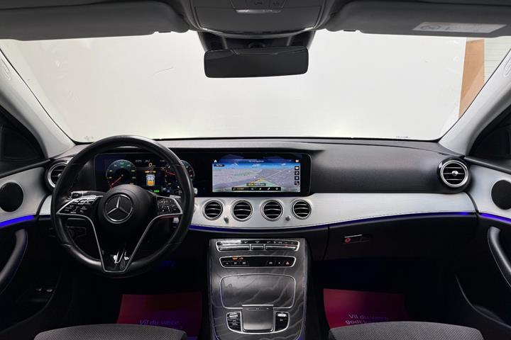 Grå Mercedes E300 e fra 2021