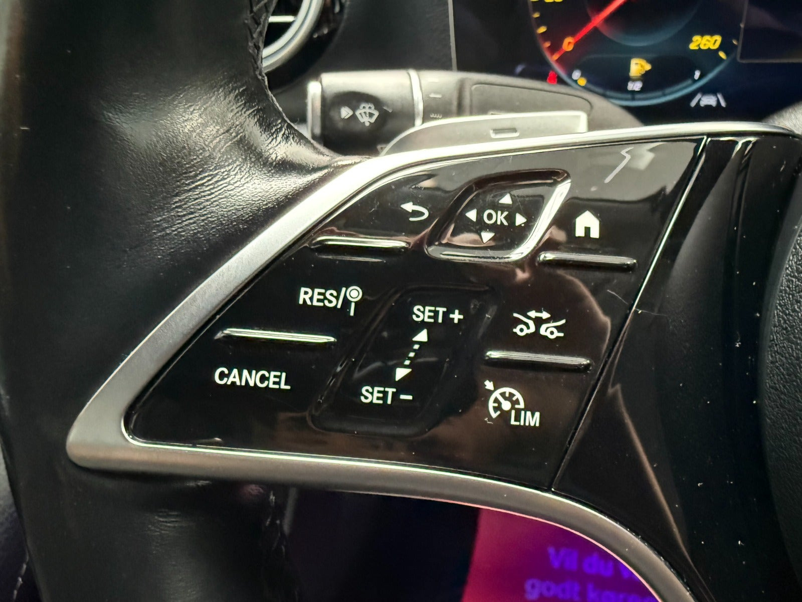 Grå Mercedes E300 e fra 2021