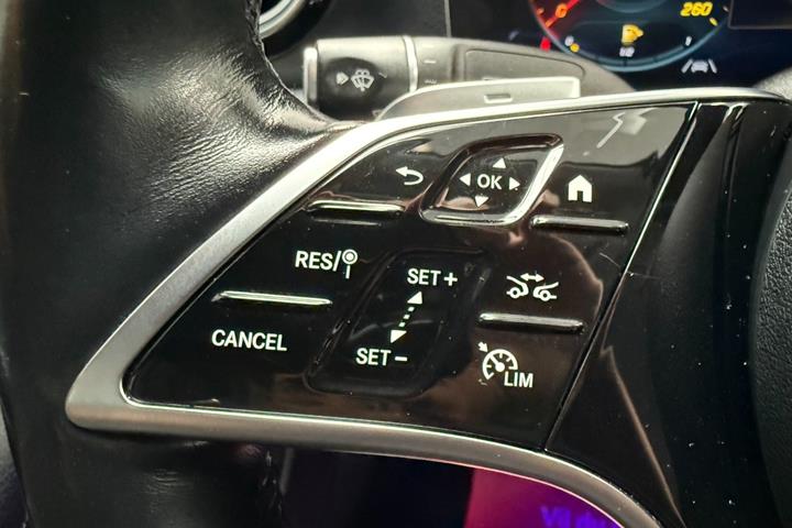 Grå Mercedes E300 e fra 2021