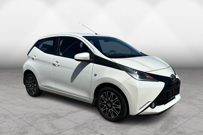Hvid Toyota Aygo fra 2014 set udefra