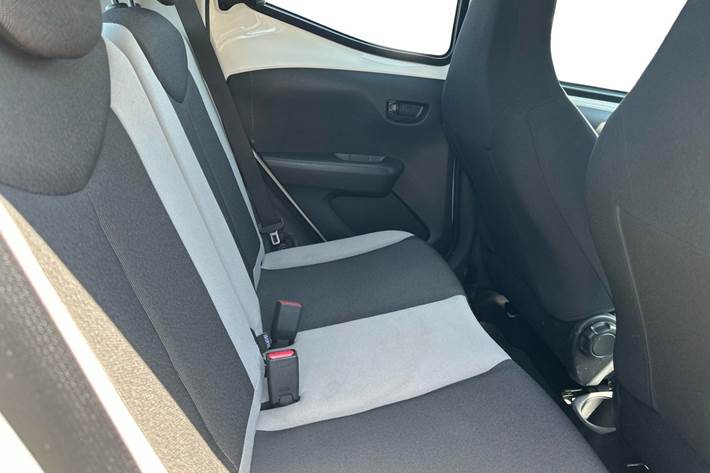 Hvid Toyota Aygo fra 2014
