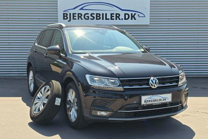 Sort VW Tiguan fra 2020 set udefra