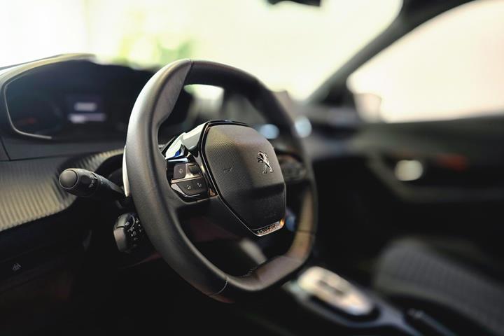 Sort Peugeot 2008 fra 2023