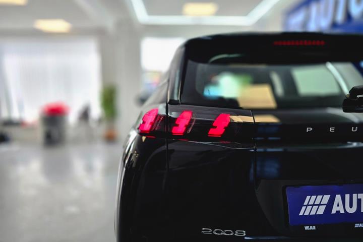 Sort Peugeot 2008 fra 2023