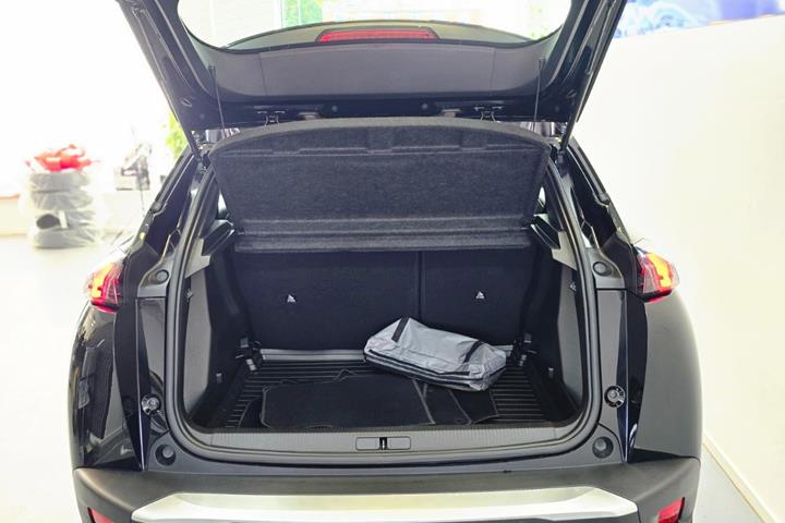 Sort Peugeot 2008 fra 2023