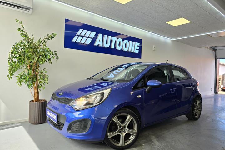 Blå Kia Rio fra 2013 set udefra