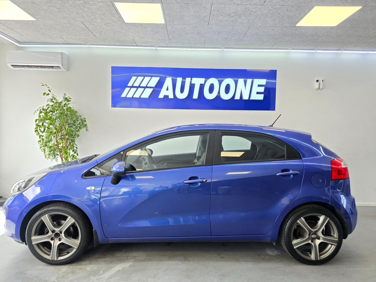 Blå Kia Rio fra 2013