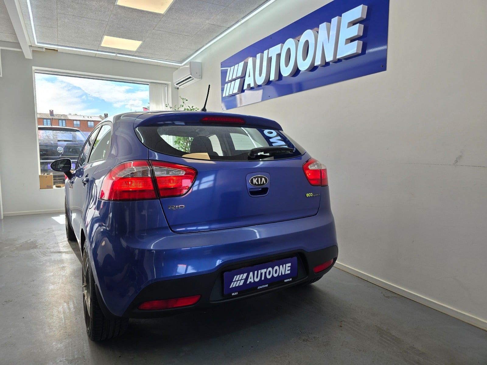 Blå Kia Rio fra 2013