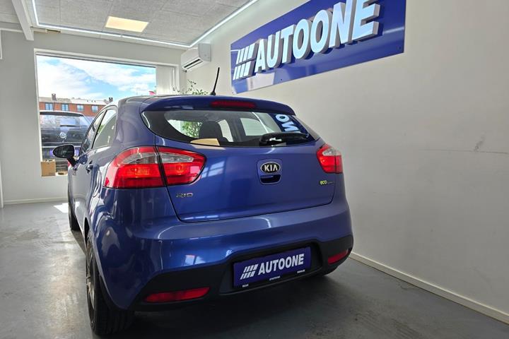 Blå Kia Rio fra 2013