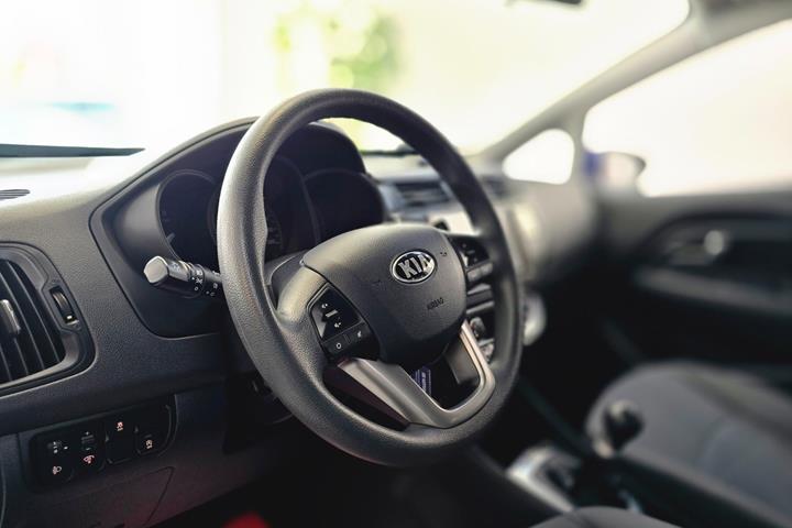Blå Kia Rio fra 2013