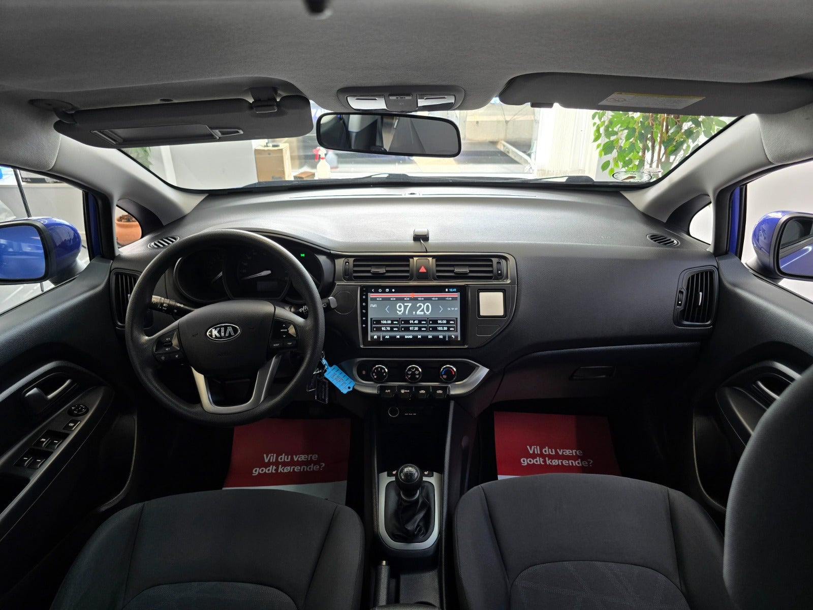 Blå Kia Rio fra 2013