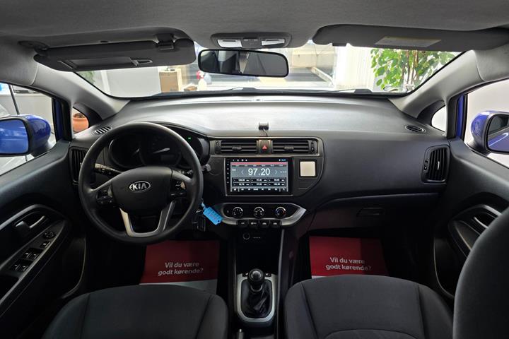 Blå Kia Rio fra 2013