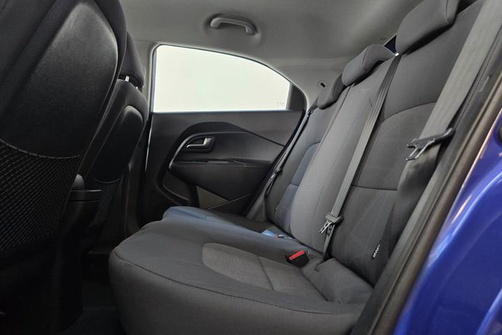 Blå Kia Rio fra 2013