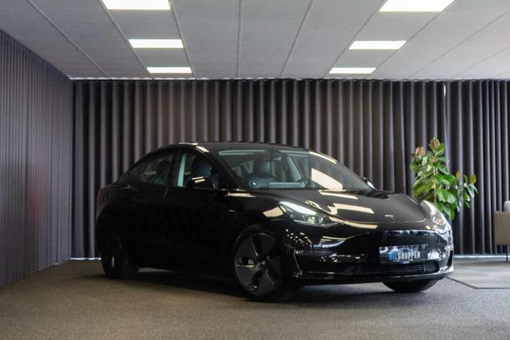 Sort Tesla Model 3 fra 2023