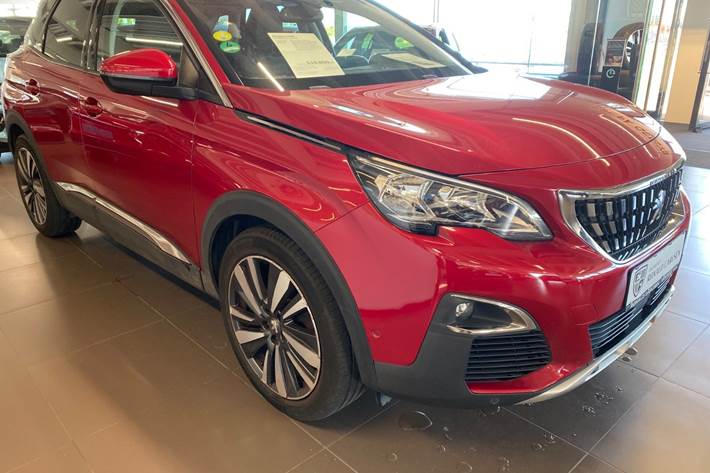 Rød Peugeot 3008 fra 2018