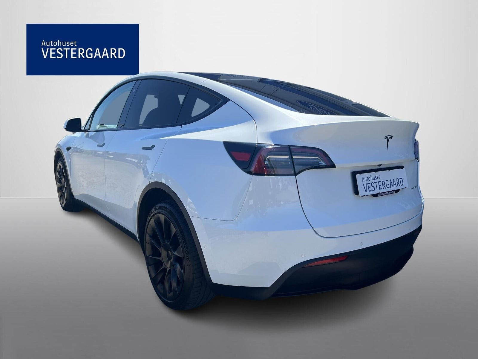 Hvid Tesla Model Y fra 2022