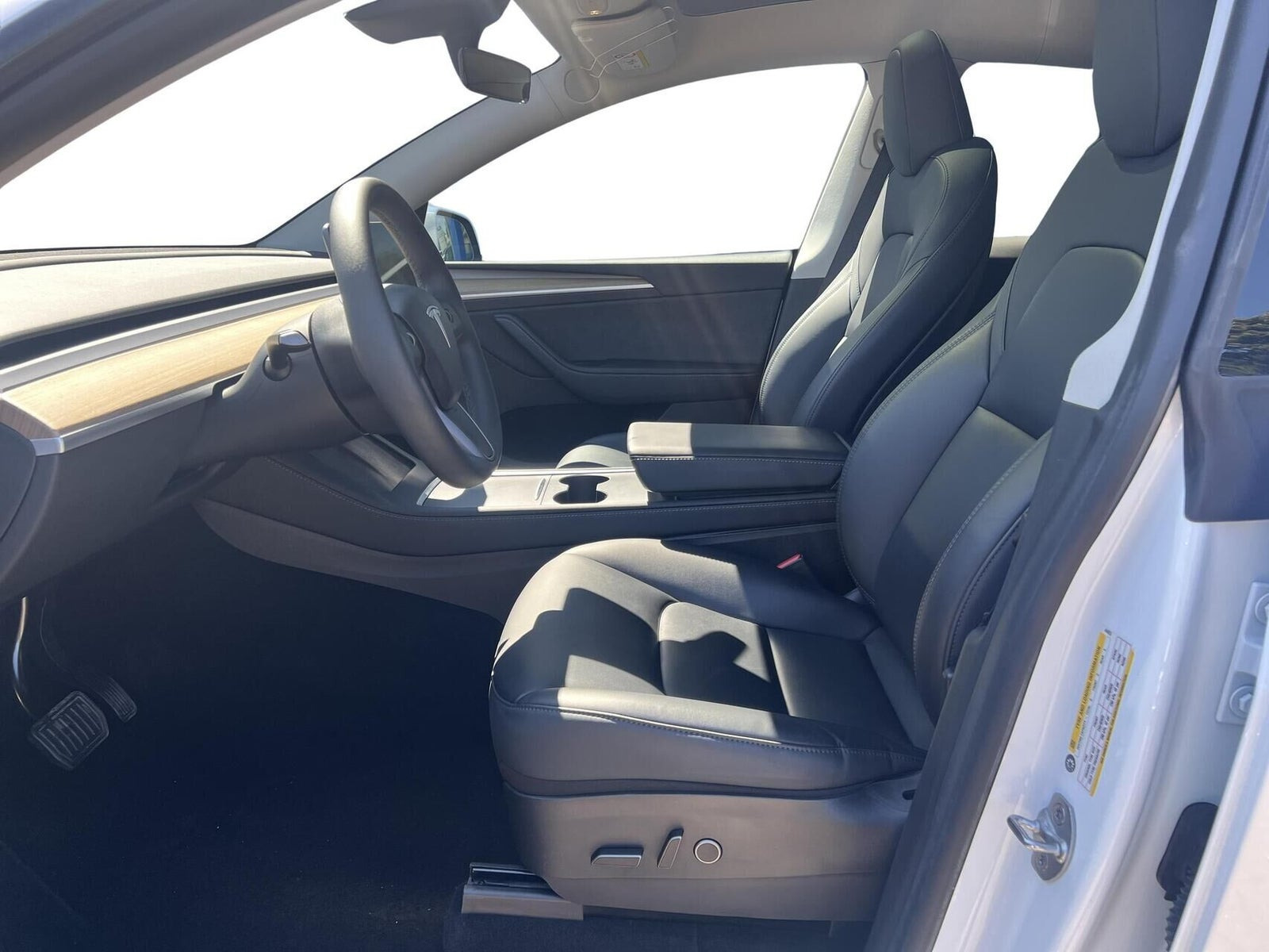 Hvid Tesla Model Y fra 2022