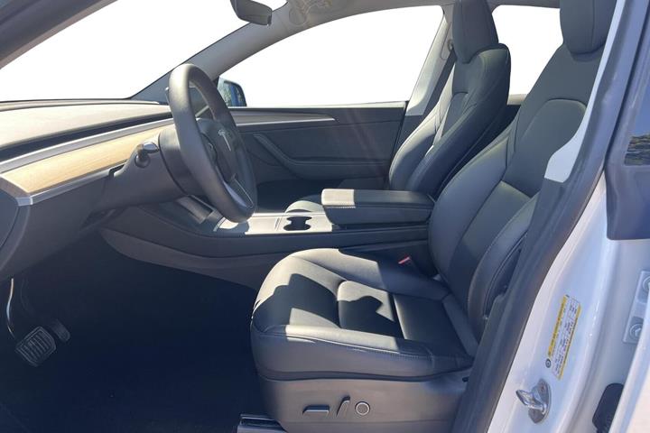 Hvid Tesla Model Y fra 2022