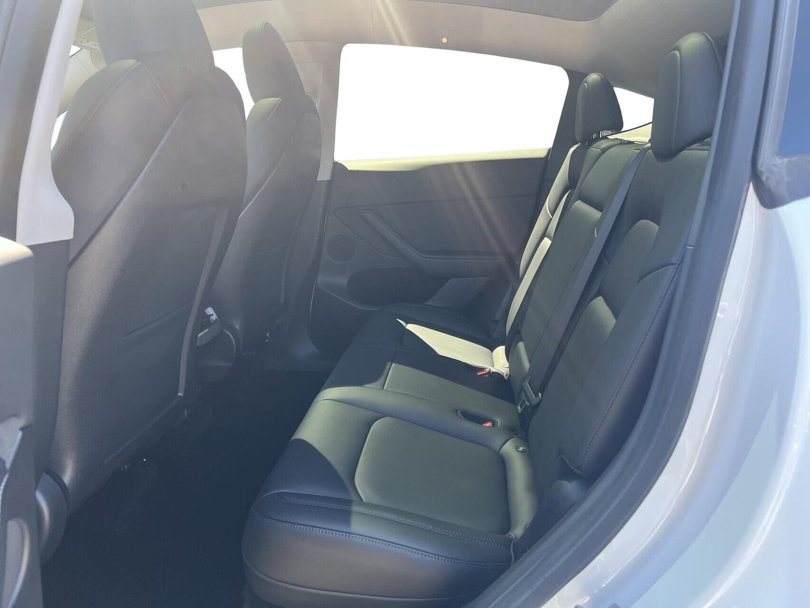 Hvid Tesla Model Y fra 2022