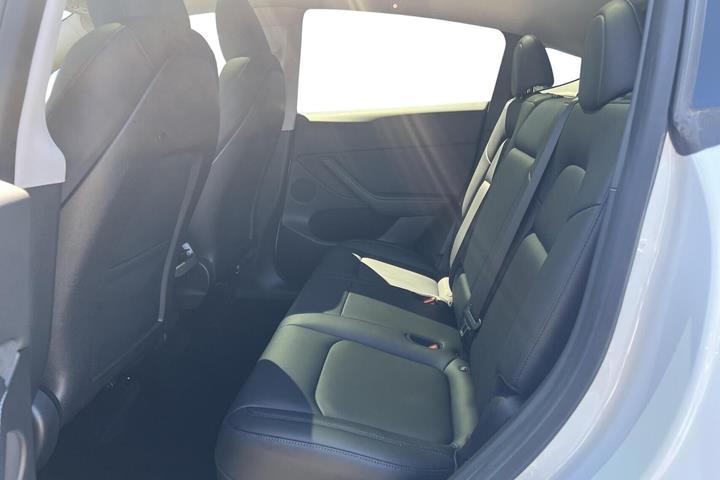 Hvid Tesla Model Y fra 2022