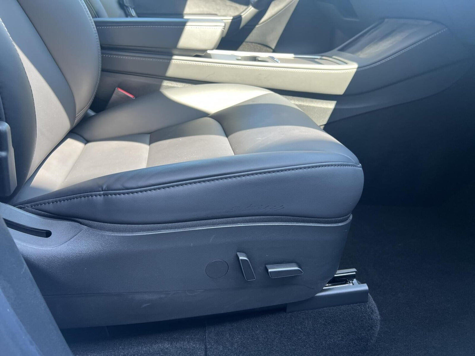 Hvid Tesla Model Y fra 2022